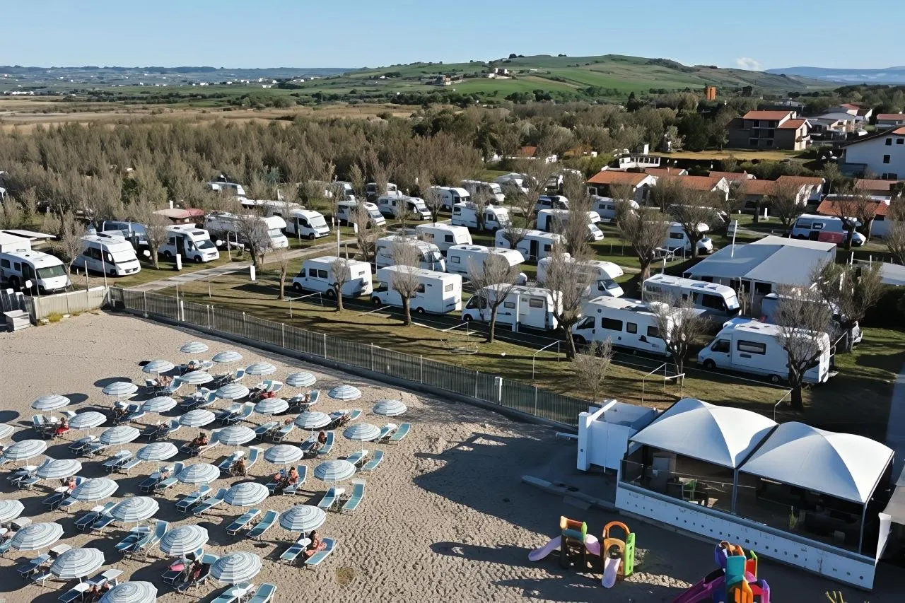 L'area sosta adiacente alla spiaggia