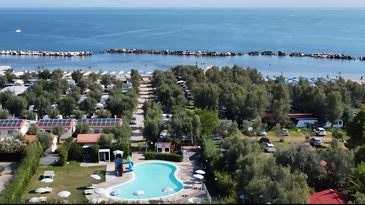 Vista aerea piscina e mare